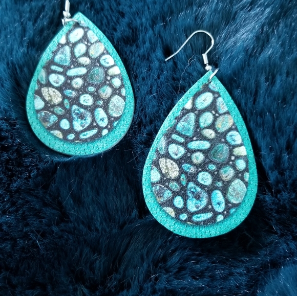 WATERPROOF DANGLE EARRINGS - Picture 2 of 7